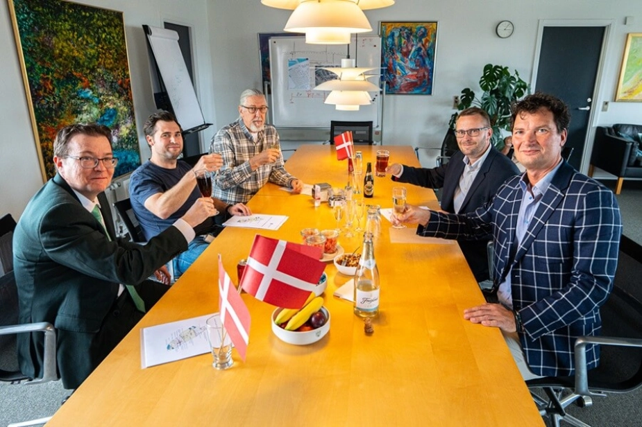 Så kom budgettet i hus i Vallensbæk, og det blev fejret her på rådhuset. Fra venstre ses Kenneth Kristensen Berth (DF), Christian Skou Larsen (SF), Jens Ove Bay (EL), Martin Nielson (S) og borgmester Henrik Rasmussen (K)