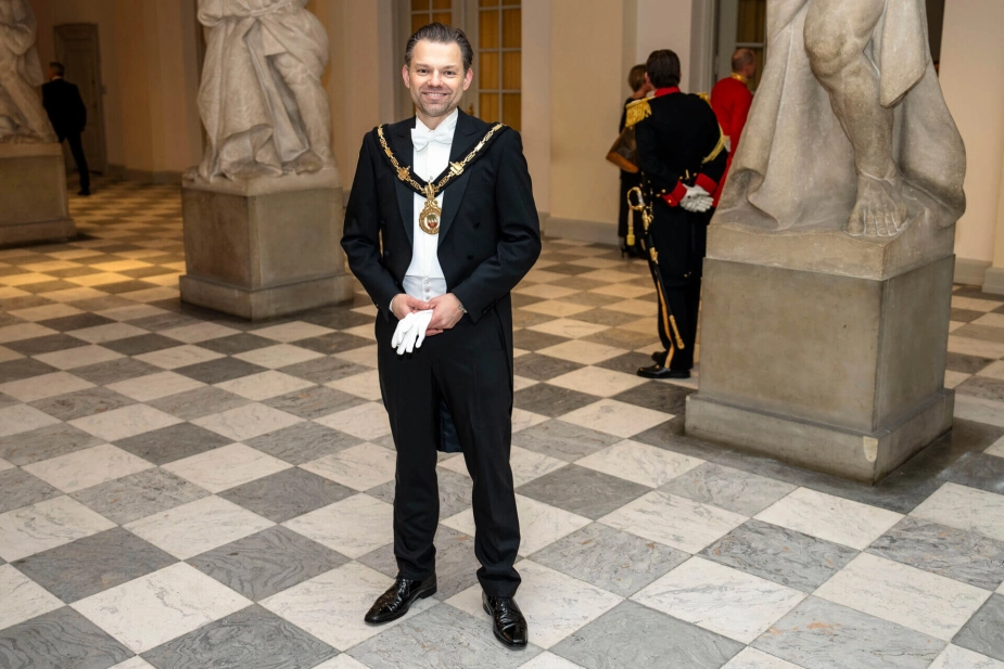 Den socialdemokratiske borgmester på Frederiksberg, Michael Vindfeldt, har droppet fortidens socialdemokratiske modstand mod kongehuset og er en af de første S-borgmestre, som har taget imod Dannebrogsordenen, og han lader sig gerne fotografere ved de kongelige begivenheder. Den midtsøgende linje appellerer stærkt til midtervælgerne på Frederiksberg, skriver chefredaktør Arne Ullum i denne analyse.