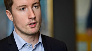 Ældreminister advarer om bagsiden af frisættelsen