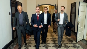 Kommunerne bruger ikke hele servicerammen, men overskrider på anlæg