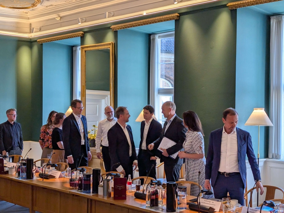 I forhandlingslokalet er der nu et betydeligt pres på Finansministeren for at få ændret selskabsskatteordningen. Det er et emne, som et stort flertal blandt borgmestrene ønsker rykket helt op i toppen af dagsordenen.