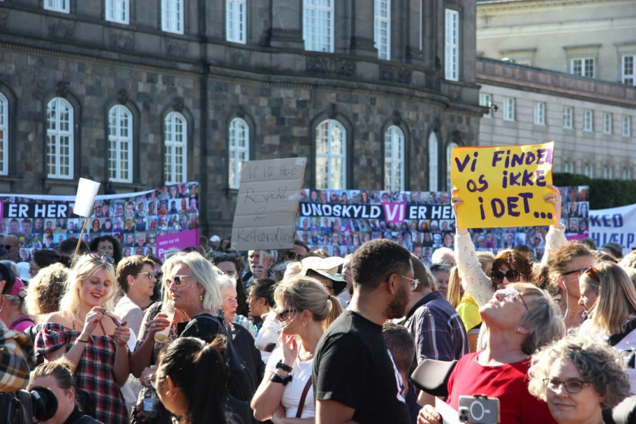 Christiansborg Slotsplads var fyldt med demonstranter, der var særligt kritiske overfor økonomiske hensyn og magtanvendelsesreglerne på handicapområdet.