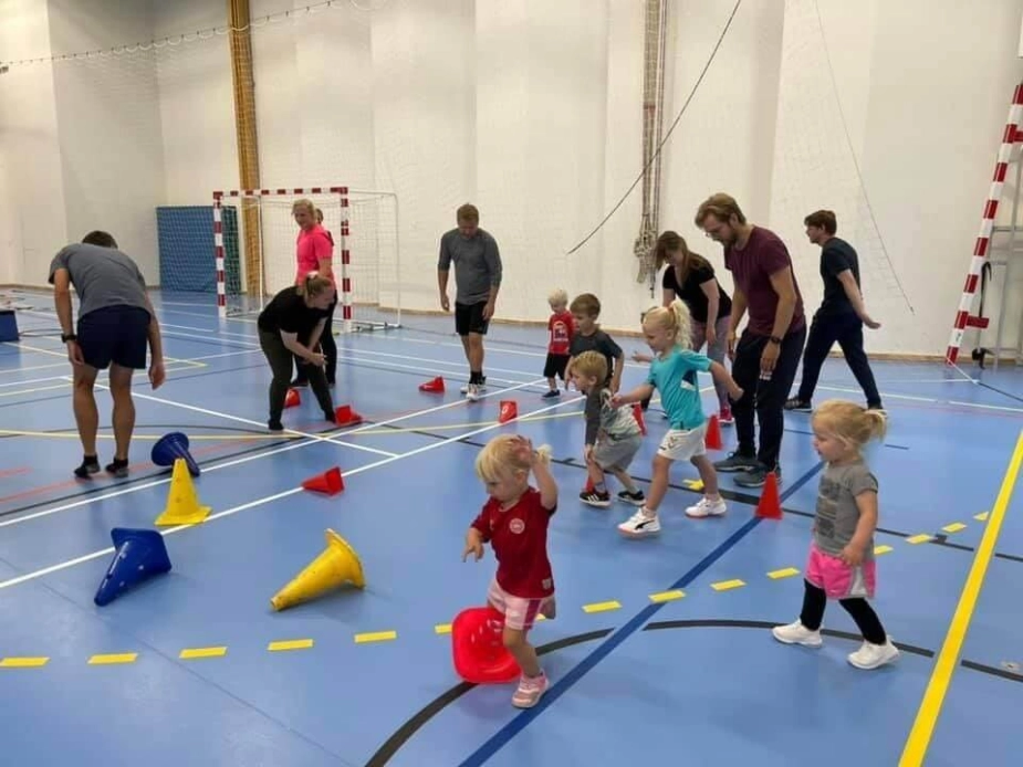 Blandt andet sportstilbud for de aller yngste er blandt initiativerne. Her ses "Trilletrolle håndbold" i håndboldklubben Amager SK, hvor deltagerne er under tre år.