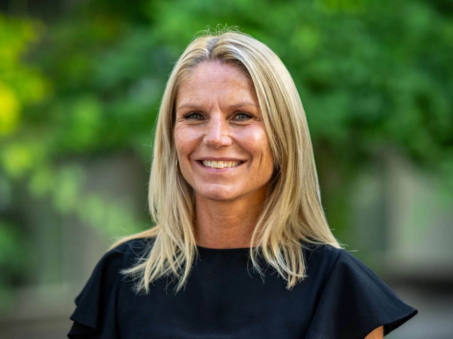 Anja Nørby Sørensen, chef for Arbejdsmarked og Social i Skanderborg Kommune, vil have et rejsehold ud til virksomheder, som har brug for hjælp til at håndtere sygedagpengemodtagere.