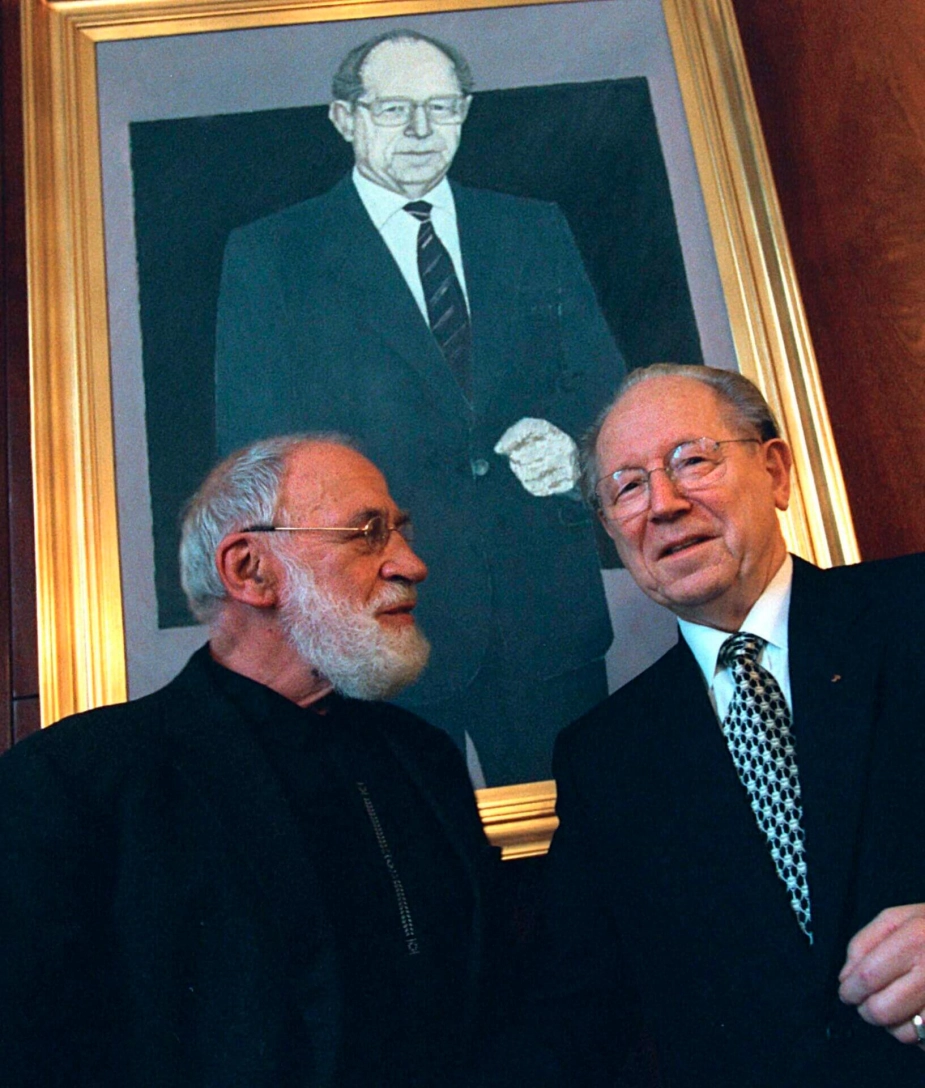 Borgmesterportrætter vidner om, at det er et historisk erhverv. Fotoet er fra 1997 af afgående Aarhus-borgmester Thorkild Simonsen og Tommy Storkholm, som malede portrættet til byrådssalen.