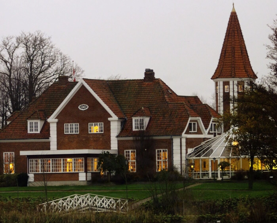 Lokalpolitikerne i Ringsted har tidligere festet på Sørup Herregård, men nu vil foreslår borgmesteren at flytte festen ind i kommunens egne lokaler.