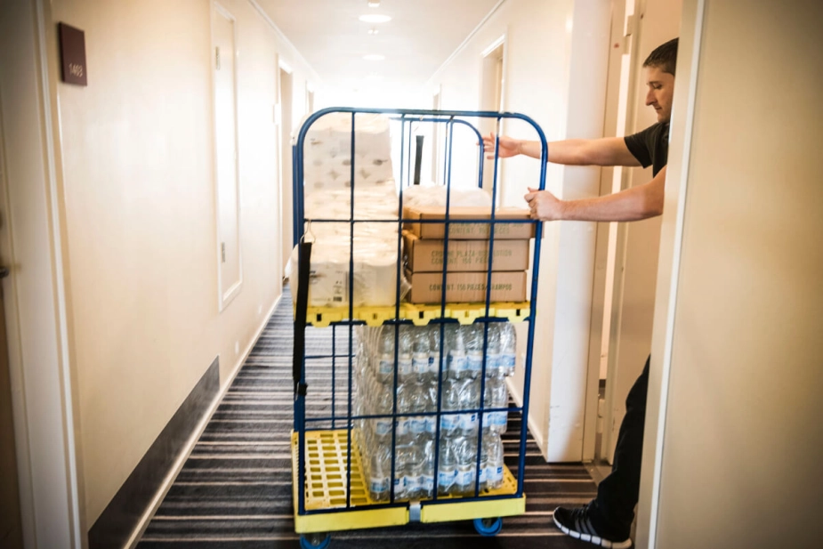 Hotel- og restaurationsbranchen er den branche, som oplever størst udfordringer med at rekruttere. Samtidig oplever virksomhederne også store udfordringer med at finde rengøringsmedarbejdere, hvor der i perioden var hele 3.580 forgæves rekrutteringer.