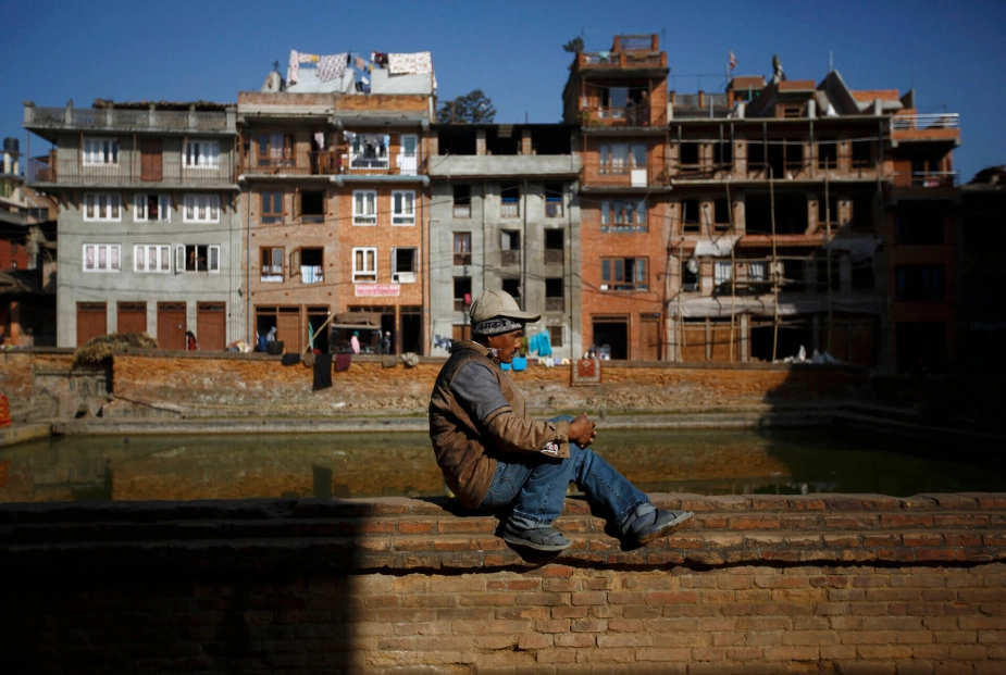 Det er i bygninger som disse beliggende i Kathmandu, at nepalesiske bureauer lokker med flotte ord og det gode liv i Danmark.
