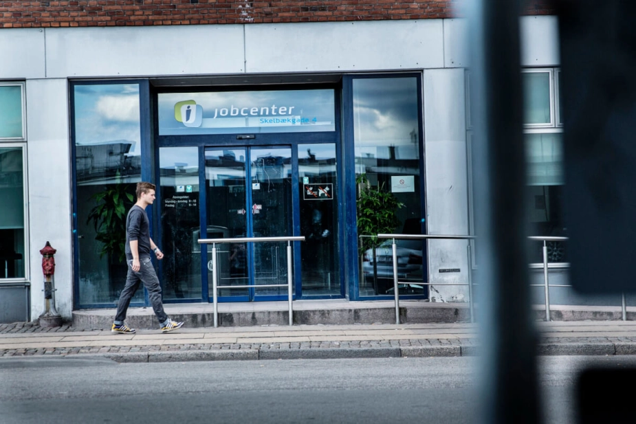 Antallet af ledige på det danske arbejdsmarked forblev uændret fra februar til marts, viser en opgørelse fra Danmarks Statistik.