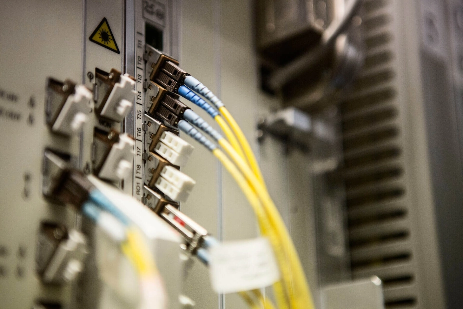 Kommunerne er udpeget som kritisk infrastruktur, men mangler både ressourcer og specialister til at leve op til EU’s NIS2-krav. Ekspert advarer om cybertrussel mod kommunerne.