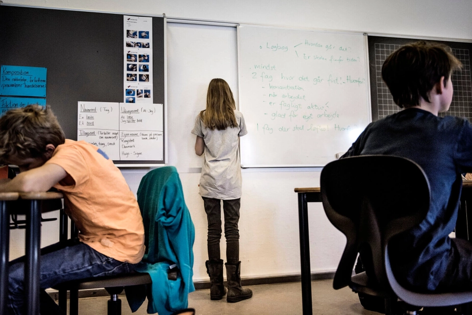 Regeringen vil forbyde mobiltelefoner og andre private tablets i landets skoler og på fritidshjem med en lovændring. (Arkivfoto)
