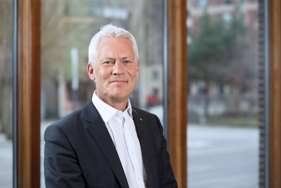 Sundhedsreformen er et vigtigt skridt. Men den bliver kun en succes, hvis vi tør flytte kræfterne tættere på borgerne - og hvis de flotte ord omsættes til handling, skriver Jesper Fisker.