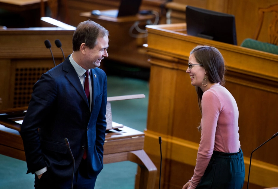 Selvom Nicolai Wammen (S) og Mai Mercado (K) sagtens kan grine med hinanden i folketingssalen, så er der en noget anden tone fra Mercados side, når det drejer sig om regeringens manglende overblik over de love og regler, de skaber.