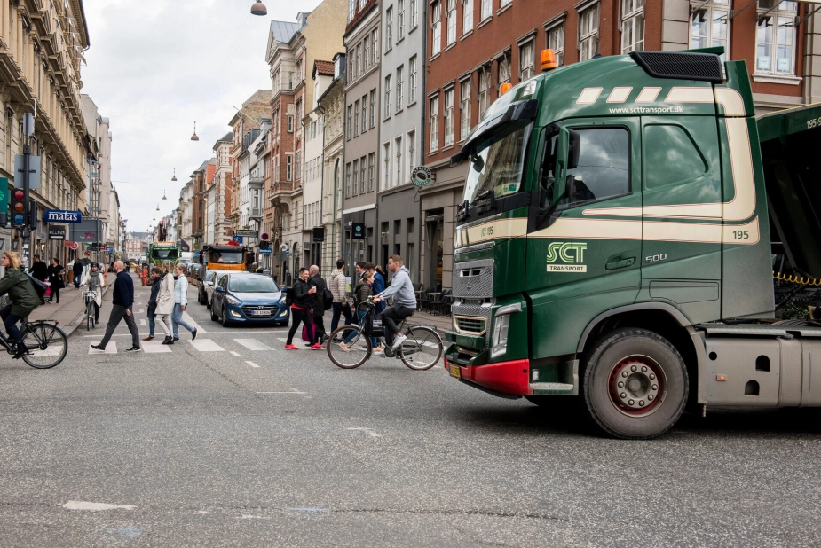 Der er politisk flertal i København for at skabe en nulemissionszone, der - hvis den godkendes - fra 2027 vil forbyde diesel-trafik og benzin i en del af byen. Beboerkørsel er dog undtaget, og erhvervskørsel skal først omfattes i midten af 2028.
