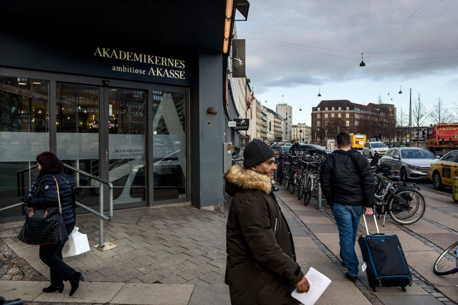 Beskæftigelsesminister Kaare Dybvad Bek har orienteret Folketingets Beskæftigelsesudvalg om fordelingen af midler til opkvalificering af ledere og medarbejdere i kommuner og a-kasser.