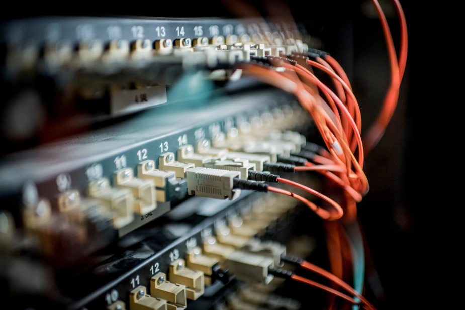 KL og regeringen er enige om en omfattende reorganisering af den kommunale it-drift. Fire til fem regionale it-serviceorganisationer skal være på plads inden 2027 – med tvunget statslig indgriben som bagstopper.