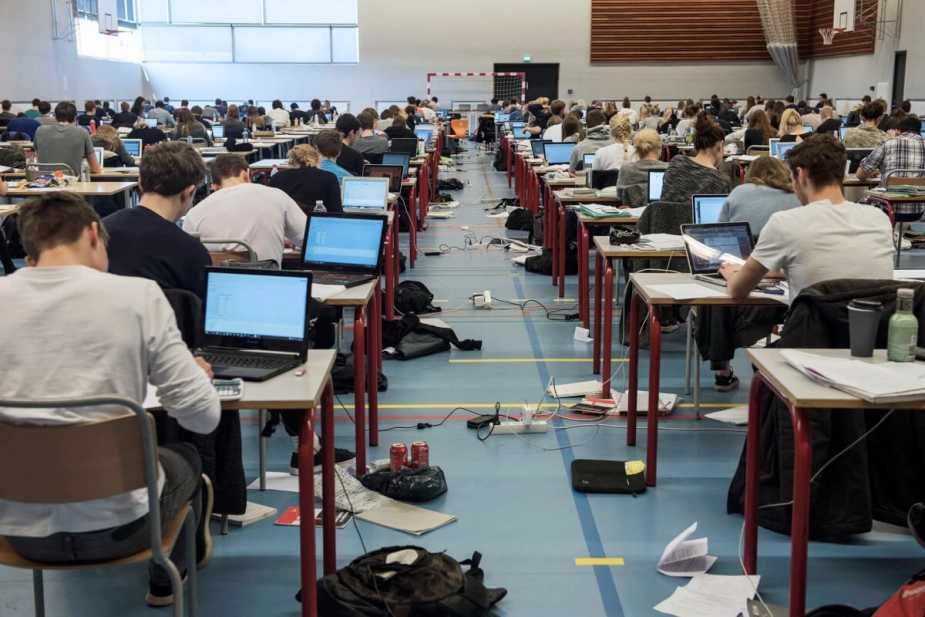 Når eleverne på Virum Gymnasium her er til eksamen, ender deres karaktergennemsnit nærmest på komma der, hvor man kunne forvente, når man tager højde for deres socioøkonomiske baggrund. Det viser en ny analyse fra CEPOS.