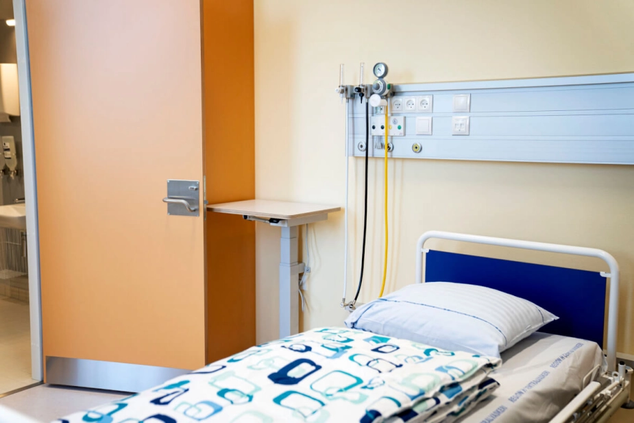 Hvis kommunerne vil have borgerne til at være kortere tid på sygehuset, så kræver det tæt koordinering mellem kommuner, hospitaler og læger i almen praksis, understreger flere kommuner.