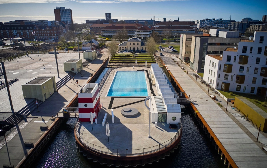 Det er i vandet ved Odense Havnebad, at statuen af H.C Andersen står.