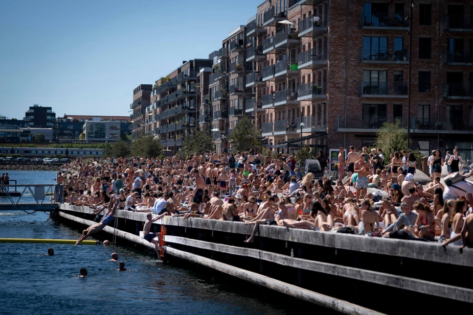 DMI har opgraderet sit vejrvarsel i forbindelse med weekendens kommende vejr. Hedebølger har flere steder i Europa medført udfordringer og øget risiko i forbindelse med ophold ved vandet, og Københavns Kommune øger derfor beredskabet i weekenden.