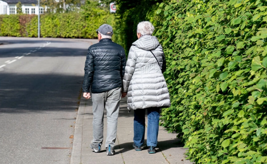 Kommuner med en større andel af børn og ældre end landsgennemsnittet lider ekstra hårdt økonomisk, fordi en detalje i det kommunale udligningssystem betyder, at de bliver underkompenseret for deres ekstra udgifter. Modsat bliver kommuner med en lavere andel af børn og ældre belønnet.