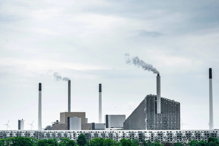 Amagerværket til venstre på billedet har gennem flere år planlagt CO2-fangst, men selskabet deltager ikke i Energistyrelsens konkurrence om støtte, da udbuddets rammer og tidsplan sammenholdt med den manglende aktuelle modenhed af de danske CO2-lagre gør det for risikabelt at søge.