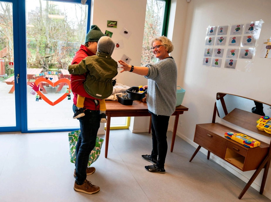 En undersøgelse viser, hver femte forælder har afleveret et sygt barn i institution og at hveranden selv har meldt sig syg for at passe et sygt barn. (Genrefoto).