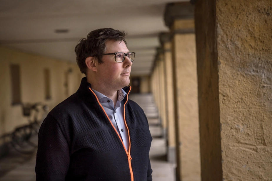 Jonas Egebart, direktør i sundhedsstyrelsen, forklarer til NB-Ældre, at der mangler mere viden og dokumentation for forebyggelsens effekter. Det kan have den konsekvens, at forebyggelsesområdet taber kampen om investeringerne til medicin og anden sundhedsbehandling.
