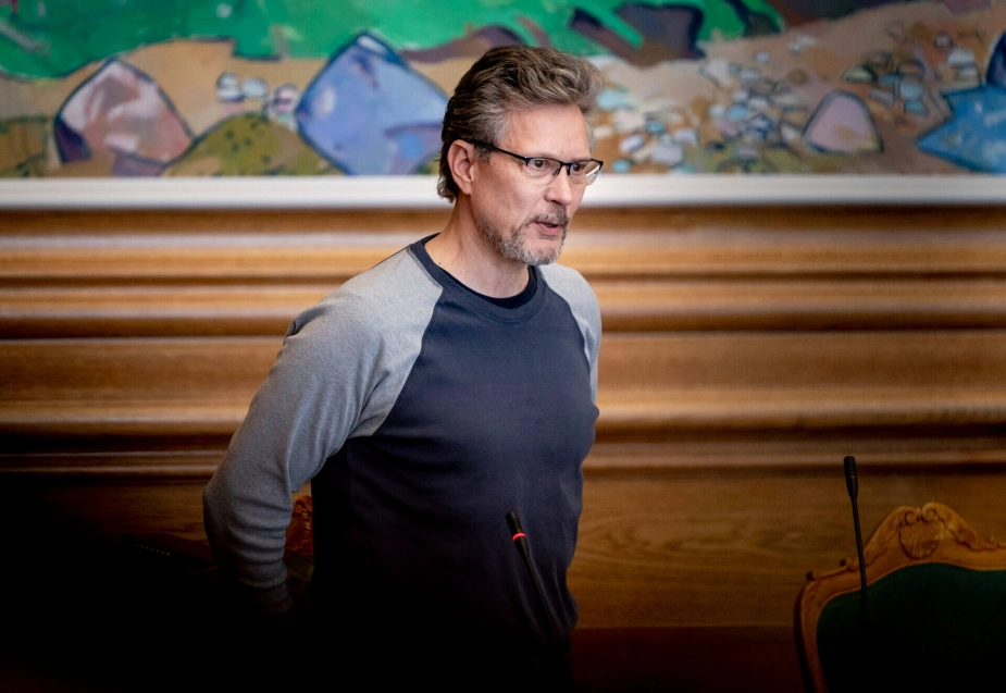 Alternativets socialordfører, Torsten Gejl, har samlet et indenrigspolitisk flertal for et beslutningsforslag om, at undersøge muligheden for en forvaltningsdomstol i Danmark, som skal kunne dømme og straffe kommunerne.
