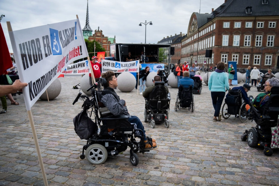 Handicaporganisationerne demonstrerede på Christiansborgs slotsplads foran Finansministeriet op til økonomiforhandlingerne for 2022. Den 22. maj op til økonomiforhandlingerne for 2025 har organisationerne planlagt endnu en demonstration. Det kan gøre det ekstra svært for regeringen, hvis de vil spare på socialområdet eller ændre i magtanvendelsesreglerne.