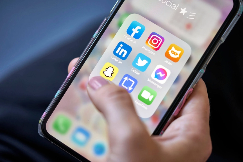 De 13-17-årige piger bruger dagligt sociale medier i 3 timer og 34 minutter.