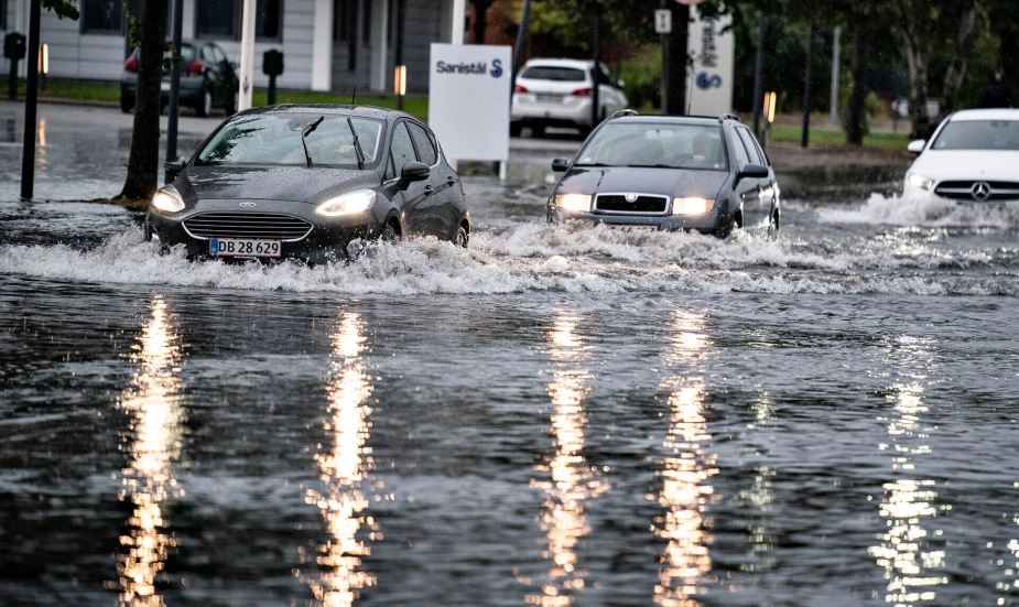 Ved kraftig regn kan spildevandsselskaberne være nødsaget til at udlede urenset spildevand. Disse overløb kræver en udledningstilladelse, som kommunerne har svært ved at tildele.