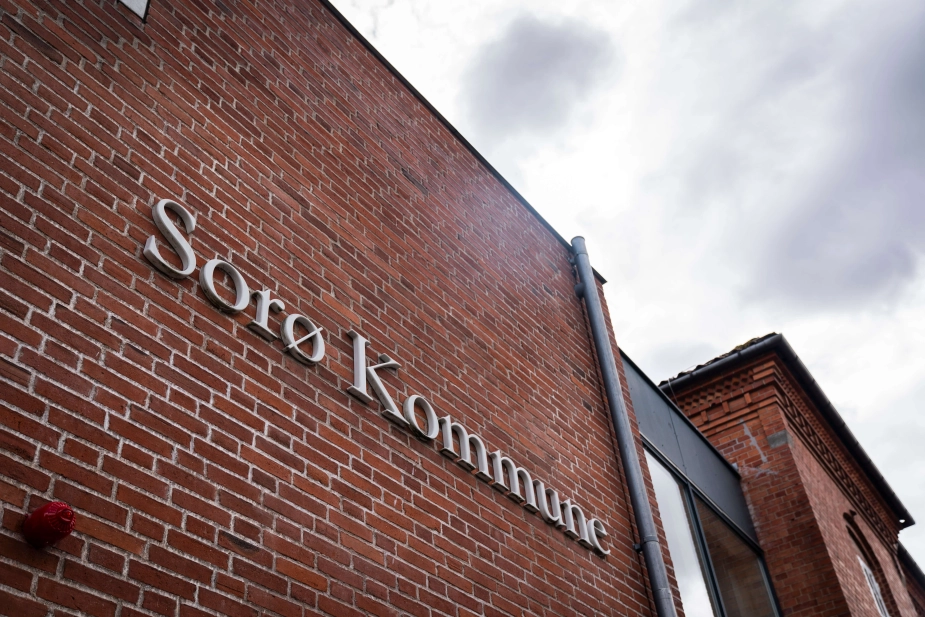 En beslutning om at påbyde borgere at flytte akut har mødt massiv kritik. Politikerne i Sorø Kommune vil have Ankestyrelsen ind i sagen.