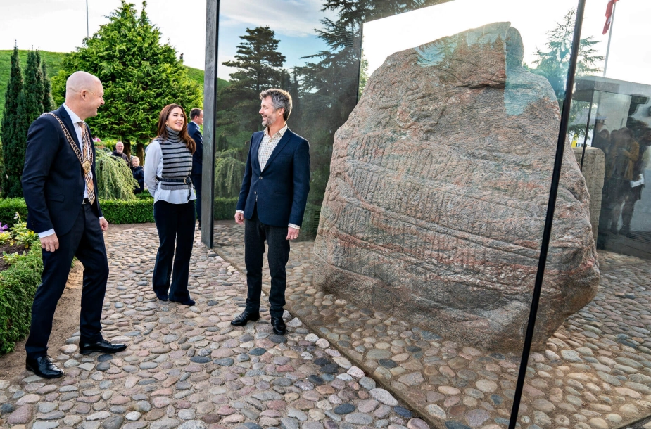 Borgmester Jens Ejner Christensen (V) med det daværende kronprinspar ved den store Jellingsten i 2021.