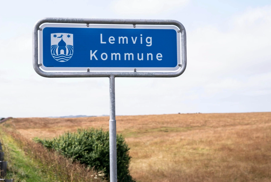 Vi har ikke rettigheder til at vise billeder af den omdiskuterede havfrue. Derfor må du desværre nøjes med dette byskilt.