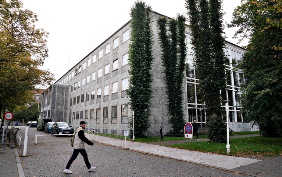 Konkret går kommunen fra 12 til seks chefstillinger, hvilket skal bidrage med besparelser for 37 millioner kroner.