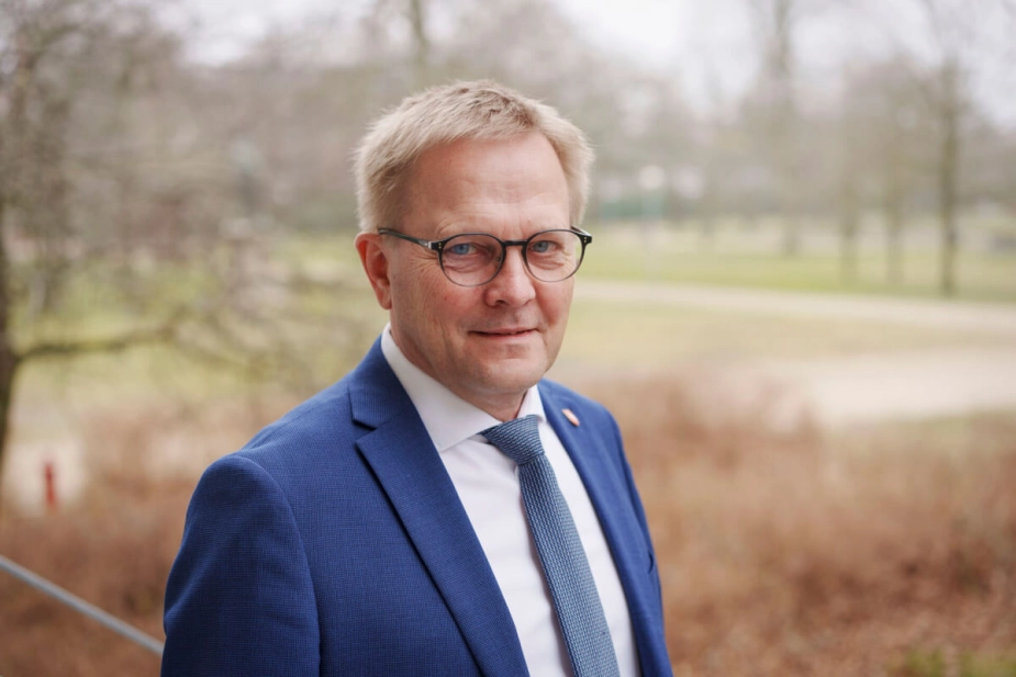 Borgmester Hans Ejner Bertelsen (V) forholder sig skeptisk til forslaget om at spare på kommunalbestyrelsen ved at reducere medlemstallet. "Den demokratiske værdi i, at det ikke bliver sværere at få et mandat, kan jeg godt lide", siger han til Politiken.
