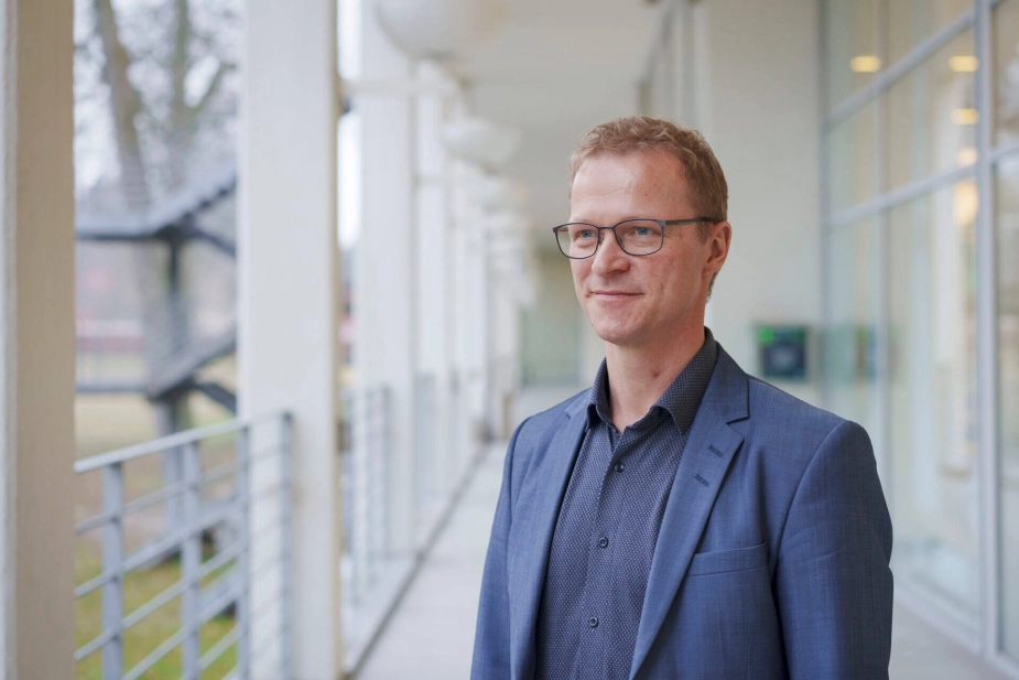 Johannes Lundsfryd Jensen risikerer at måtte slippe borgmesterposten i Middelfart, efter at hans partifælle og viceborgmester Ulla Sørensen har forladt partiet for at slutte sig til Venstre.