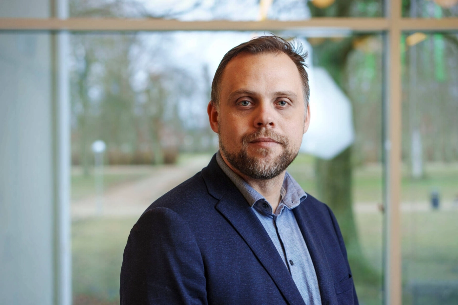 Da borgmester Steffen Jensen (S) mandag morgen kørte gennem Frederiksværk, var store dele af bymidten dækket af en tæt røg fra branden hos affaldsvirksomheden DeNova Recycling.