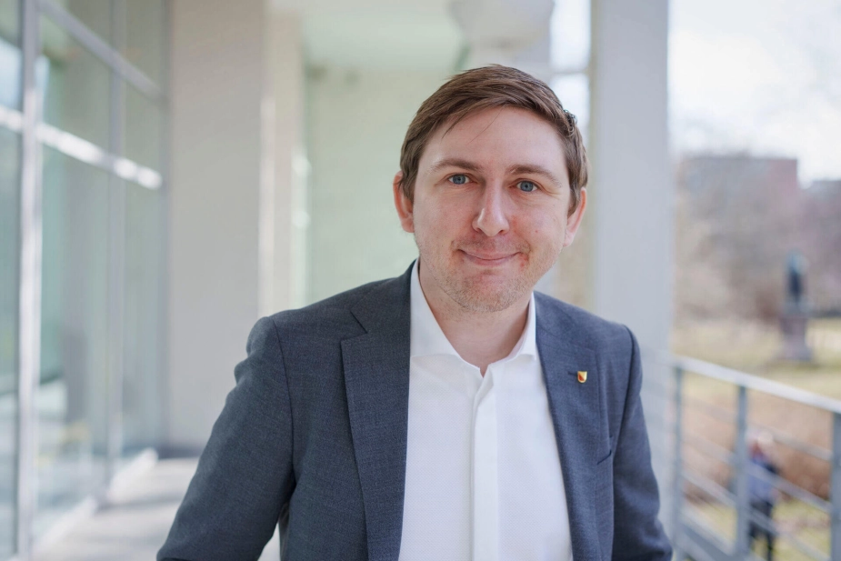 "I KL tager vi gerne ansvaret på os og hjælper med at matche kommuner med plads til flere med de kommuner, hvor kapaciteten er meget presset," siger Emil Blücher (LA).