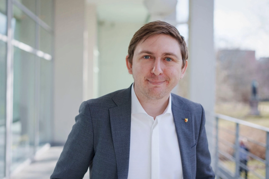 Liberal Alliances Emil Blücher blev overraskende borgmester i Solrød Kommune ved valget i 2021. Nu kan han fortsætte en periode mere.