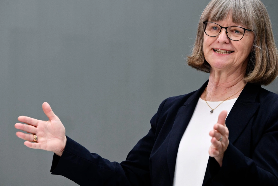 Professor Nina Smith fra Aarhus Universitet har skrevet en ny bog, der handler om, at Finansministeriets regnemodel ikke har tilstrækkelig blik for omsorg og velfærd.