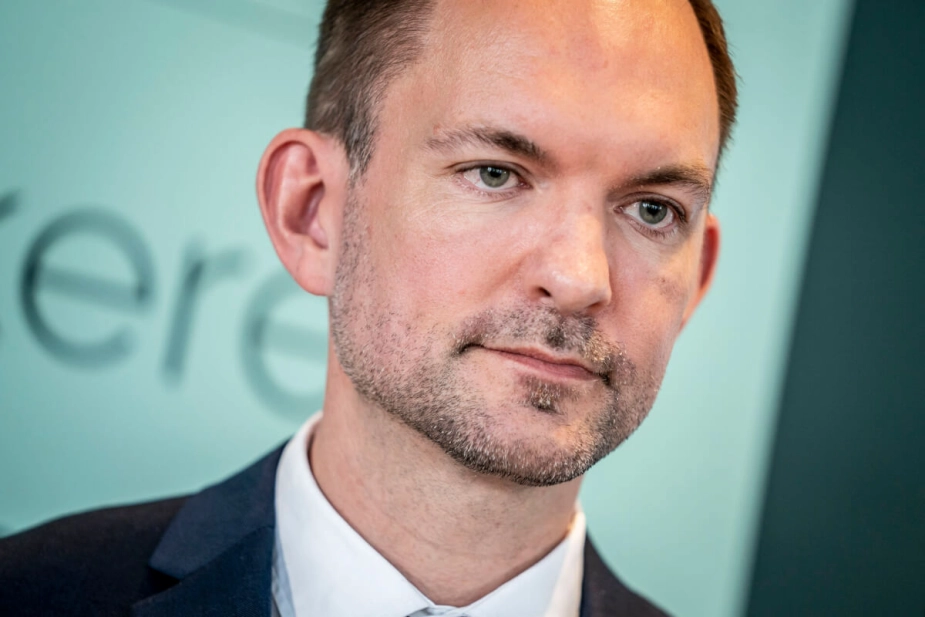 Skatteminister Jeppe Bruus (S) sætter nu statsskatten ned med 687 millioner kroner. Pengene kommer fra skattesanktioner, som regeringen har pålagt kommunerne.