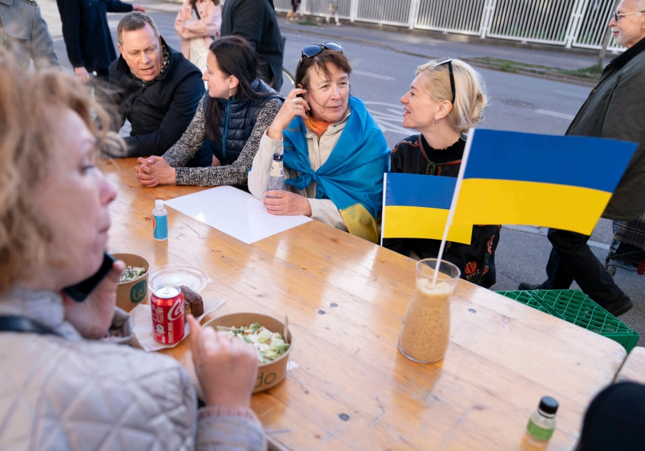 En ny analyse fra Lederne viser, at ni ud af ti ledere oplever, at integrationen af ukrainske flygtninge på danske arbejdspladser er gået godt eller meget godt. Over tre ud af fire ukrainere i den erhvervsaktive gruppe er i dag i job i Danmark.