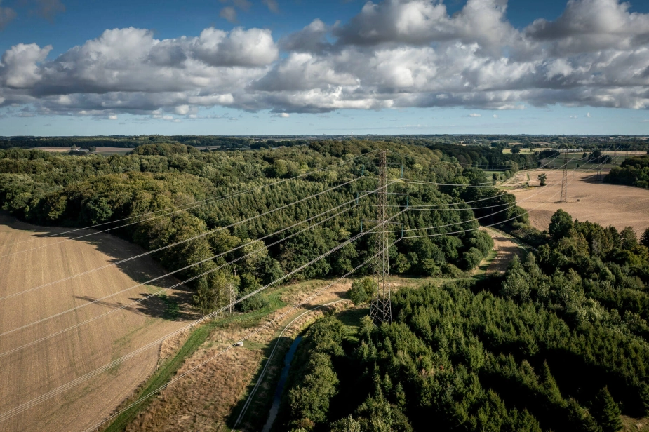 Udbygning af elnettet er nødvendig for, at Danmark kan mangedoble elproduktionen og elforbruget mod grønnere energi.