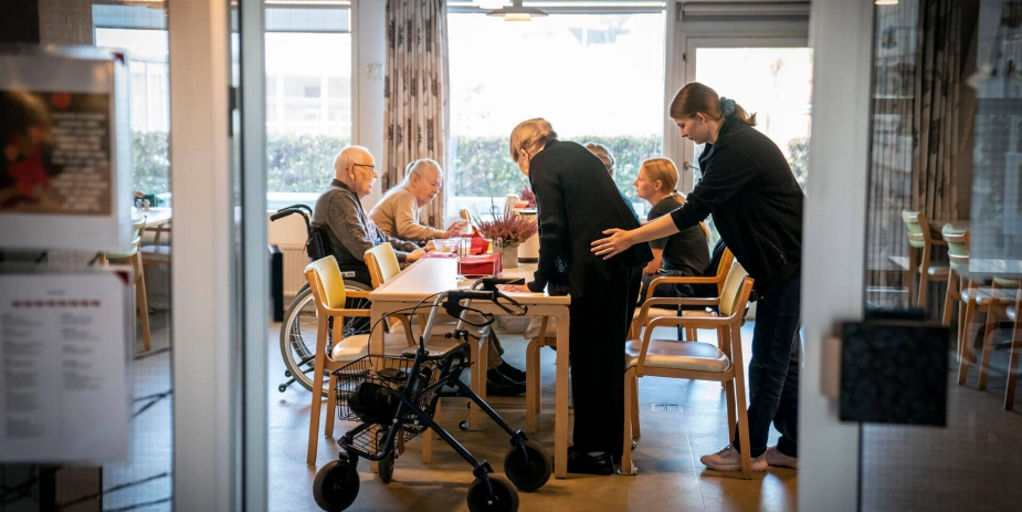 Mindre dokumentation kan frigive mere tid til medarbejderne på plejehjem, men ældreområdet halter bagefter. (Arkivbillede)