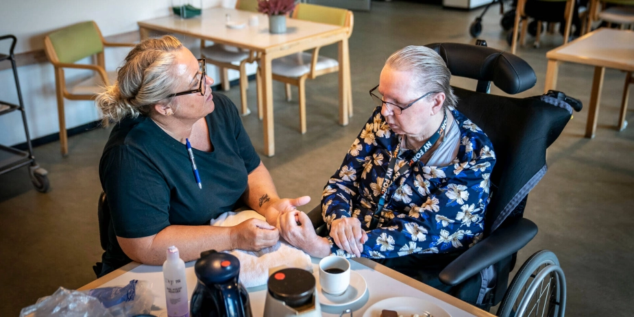 De ældres selvbestemmelse er stadig uklart i udkast til vejledning til ældreloven, skriver KL i deres høringssvar.