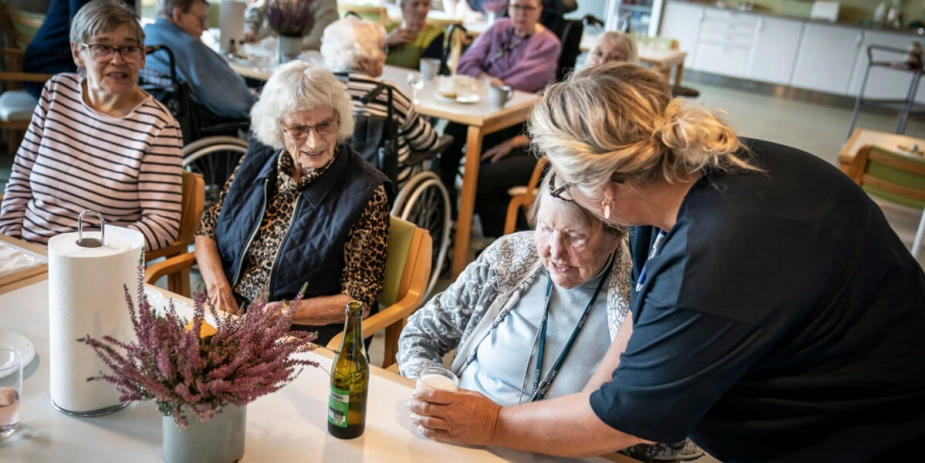 En række ældredirektører tror ikke på, at ældrereformen vil give mindre bureaukrati, hvilket ellers kunne give flere varme hænder i ældreplejen.