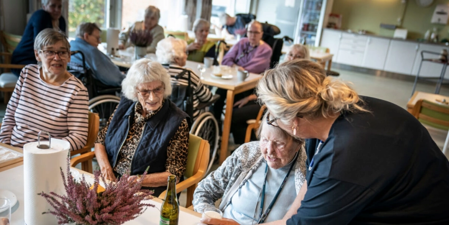 Selv om intentionen i ældrereformen var bedre ældrepleje i kommunerne, er det ikke det, som de ældre kan se frem til næste år, hvor mange kommuner fortsat skal spare på ældreområdet.