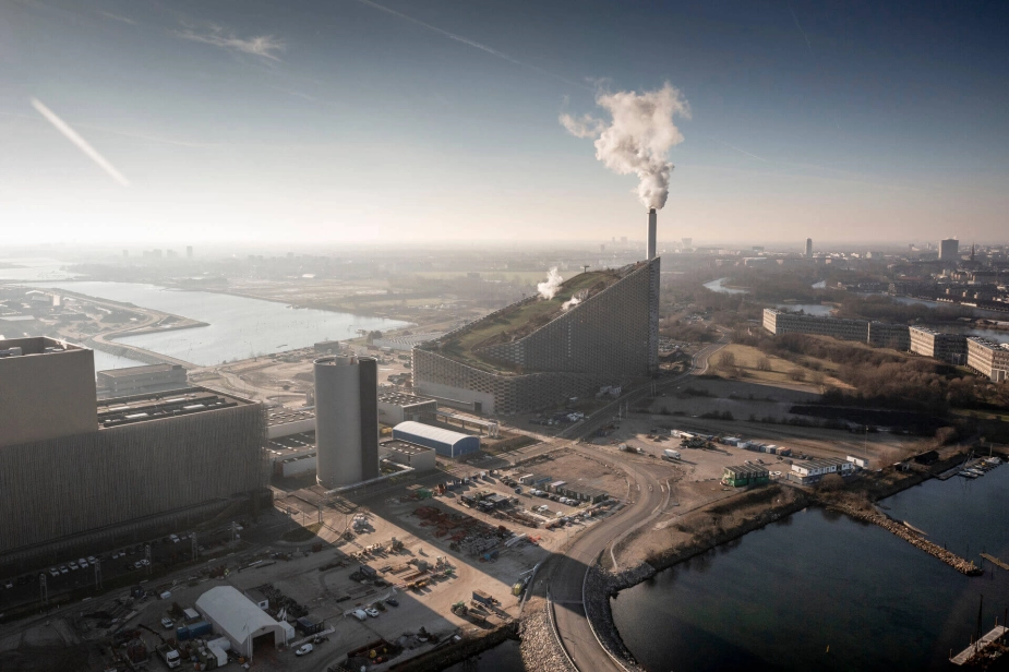 Selskaberne bag de to store københavnske energianlæg på Refshaleøen har begge haft planer om CO2-fangst. Hofor går stadig efter at få statsstøtte i milliardklassen til CCS på biomassevarmeværket (til venstre), mens Arc og samarbejdspartnere Eon har trukket ansøgningen for affaldsforbrændingsanlægget Amager Bakke (til højre).